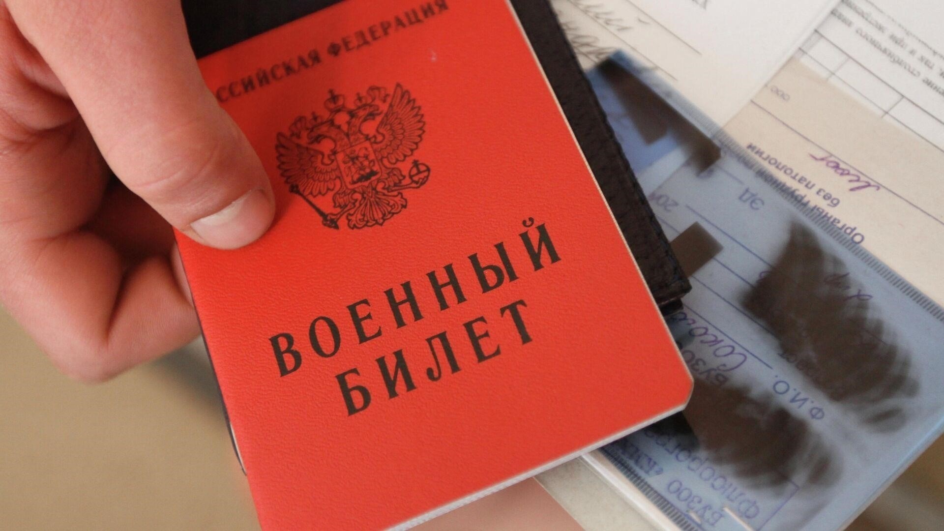 Обязательно ли выпускникам получать военный билет по окончании учебы?