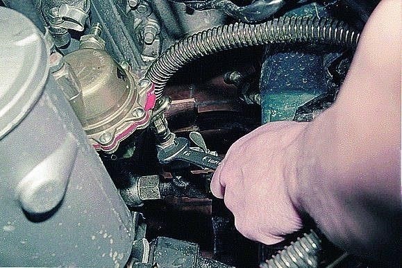 Пошаговое руководство: Снятие компонентов системы EGR с двигателя ЗМЗ-402